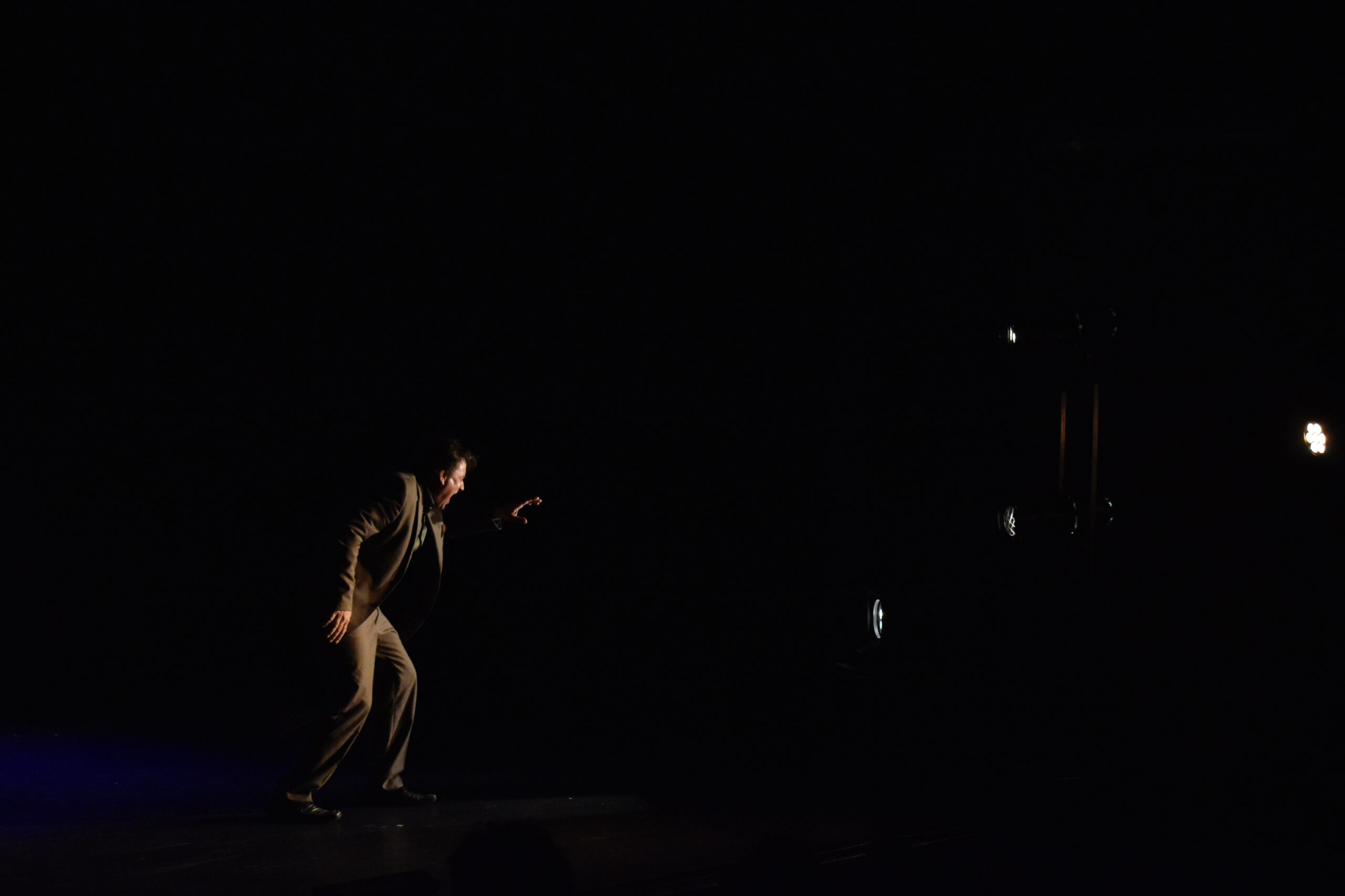 Lukas Roth, Accademia Teatro Dimitri Verscio / Esej o ničem