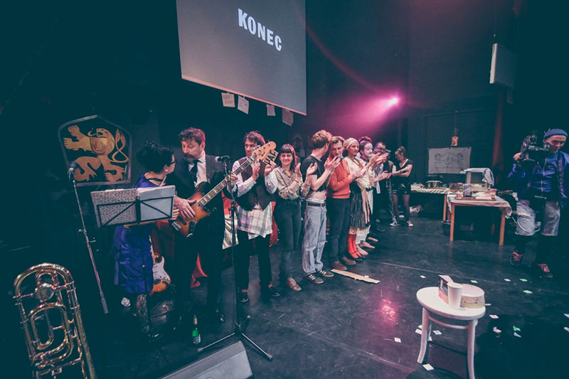 Alfred ve dvore /Šibřinky