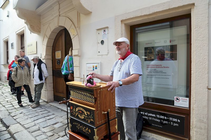Novoborská výstava Štreitových fotografií loutek zamířila do Bratislavy